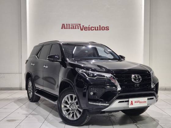 TOYOTA HILUX SW4 2.8 D-4D TURBO DIESEL SRX 7L 4X4 AUTOMÁTICO TOYOTA HILUX SW4 2.8 D-4D TURBO DIESEL SRX 7L 4X4 AUTOMÁTICO